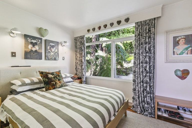 Photo of property in 33-35 Espin Crescent, Karori, Wellington, 6012