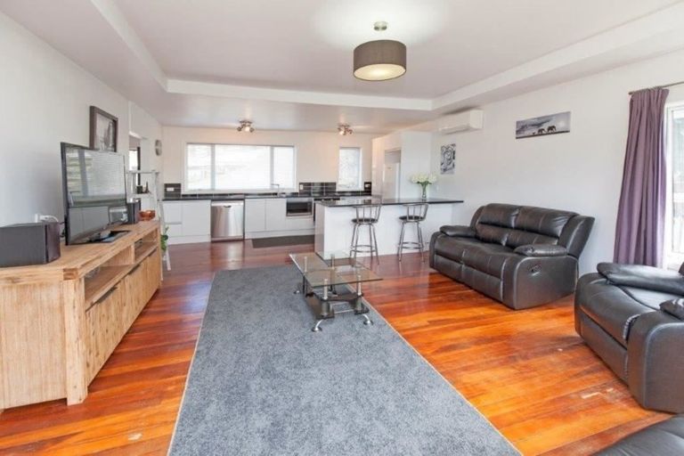 Photo of property in 5 Hiwi Crescent, Stanmore Bay, Whangaparaoa, 0932