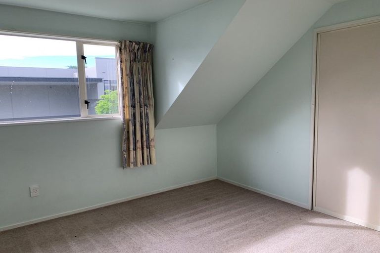Photo of property in 15 Memorial Avenue, Ilam, Christchurch, 8053