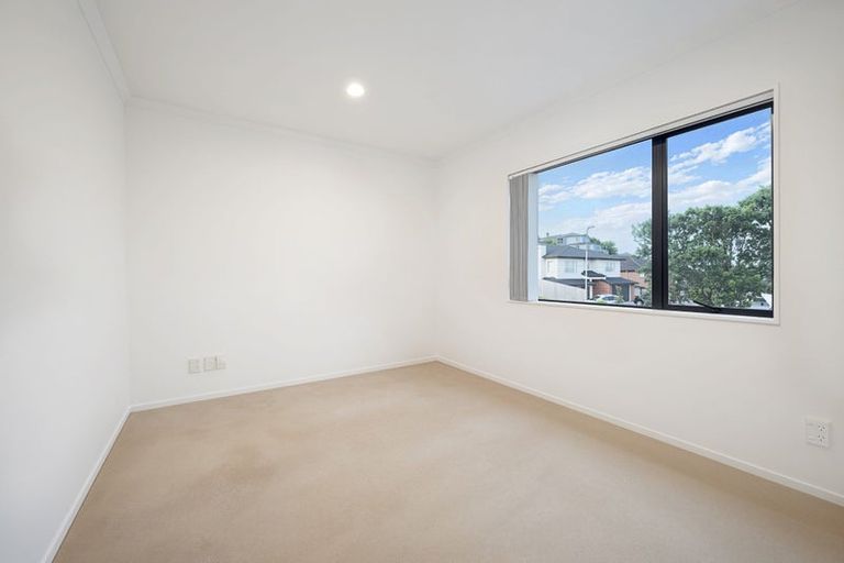 Photo of property in 104 San Marino Drive West, Henderson, Auckland, 0612