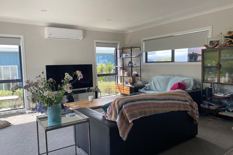 Photo of property in 37 Tamworth Crescent, Newlands, Wellington, 6037