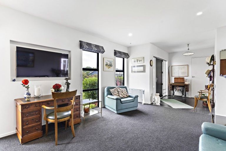 Photo of property in 5 James Kidd Place, Greytown, 5712