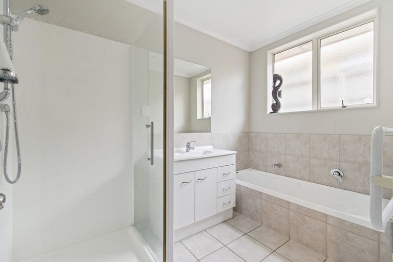 Photo of property in 182 Keri Vista Rise, Papakura, 2110