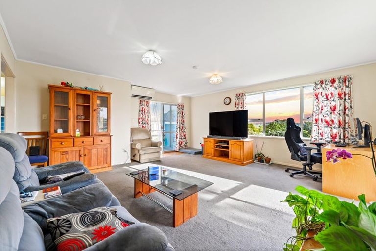 Photo of property in 18 Peterhouse Place, West Harbour, Auckland, 0618