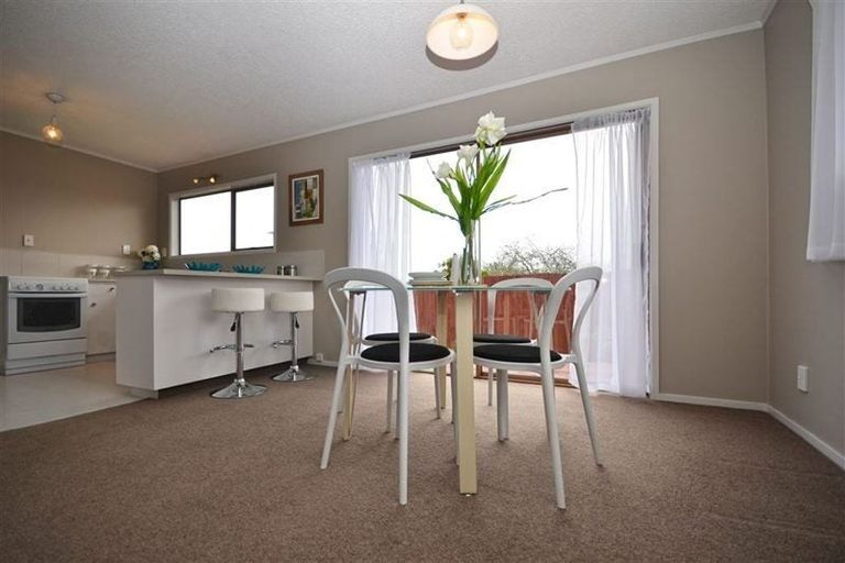 Photo of property in 1a/3 Amberley Avenue, Te Atatu South, Auckland, 0610