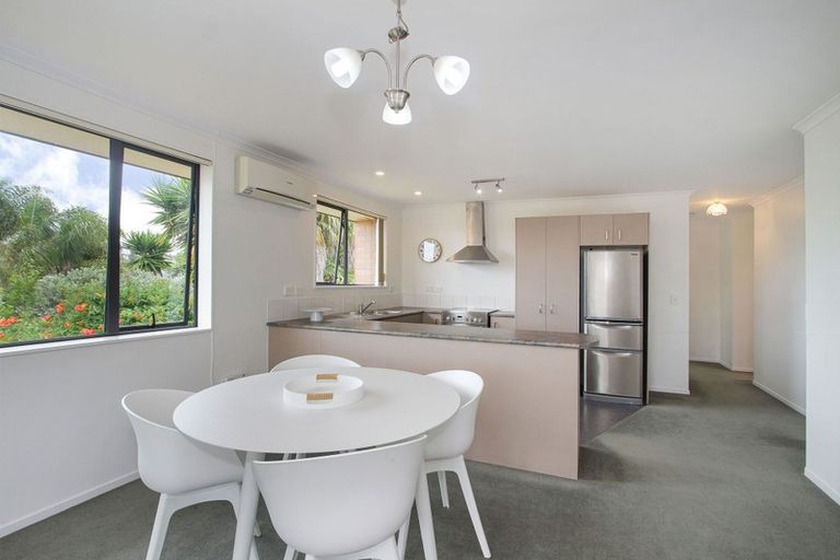 Photo of property in 2 Plumstead Rise, Glen Eden, Auckland, 0602