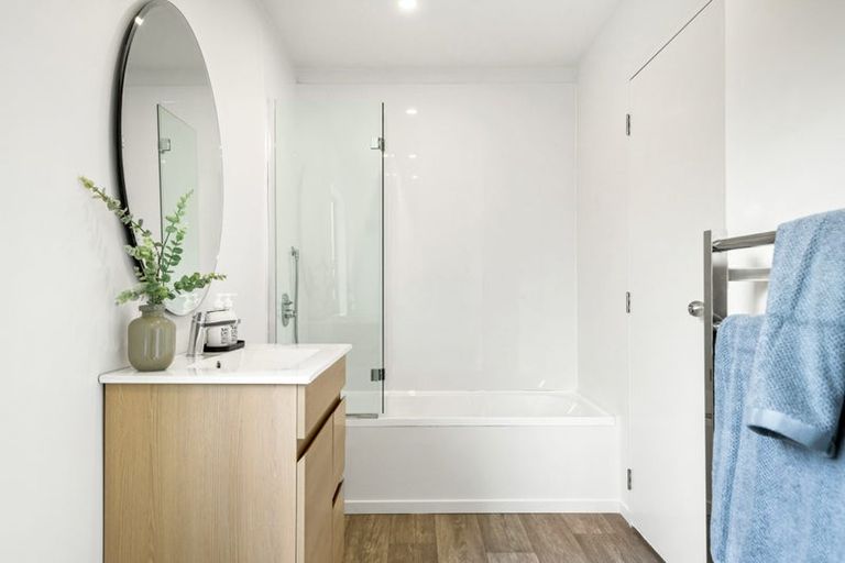 Photo of property in 2/128 Lynn Road, Bayview, Auckland, 0629