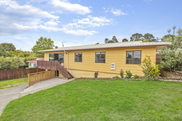 Photo of property in 3 Meadowvale Rise, Titirangi, Auckland, 0604