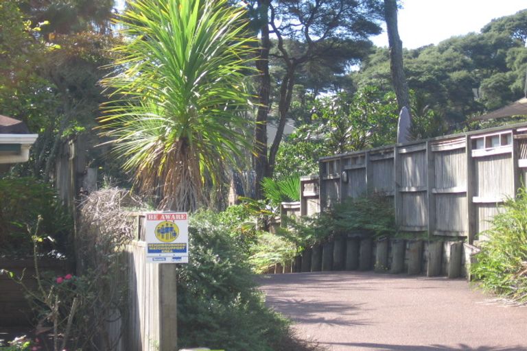 Photo of property in 11f Woodfern Crescent, Titirangi, Auckland, 0604