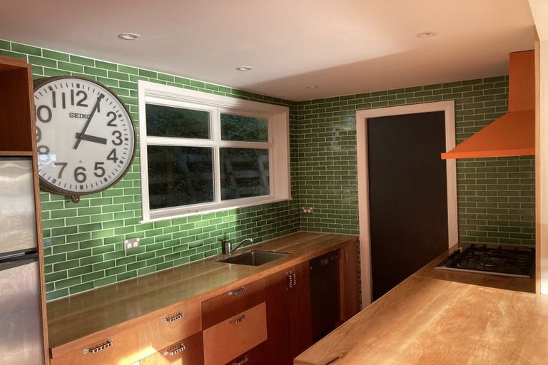 Photo of property in 33 Hungerford Road, Lyall Bay, Wellington, 6022