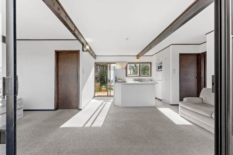 Photo of property in 32 Zita Avenue, Matakatia, Whangaparaoa, 0930