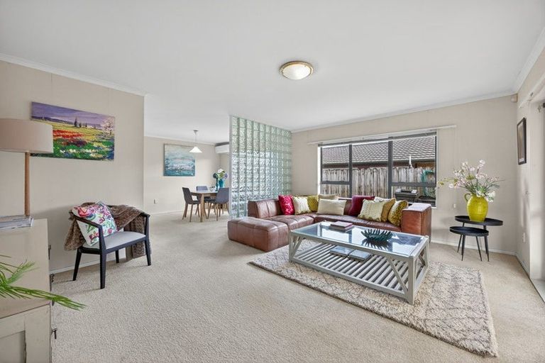 Photo of property in 16 Newbegin Place, Weymouth, Auckland, 2103
