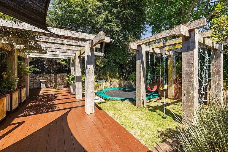 Photo of property in 61a Fairmount Road, Titirangi, Auckland, 0604