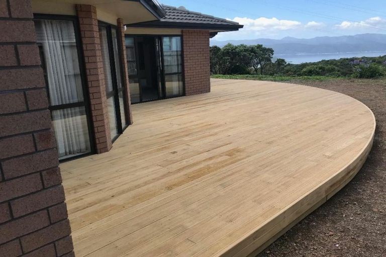 Photo of property in 52 Miles Crescent, Newlands, Wellington, 6037