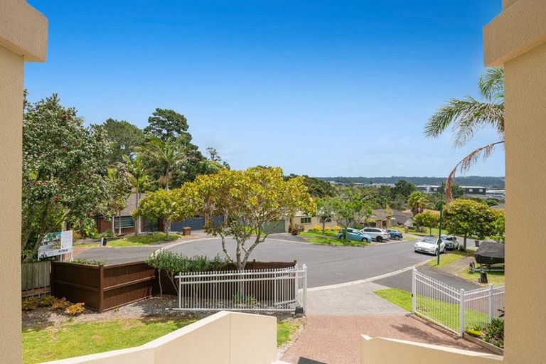 Photo of property in 32 Canary Place, Unsworth Heights, Auckland, 0632