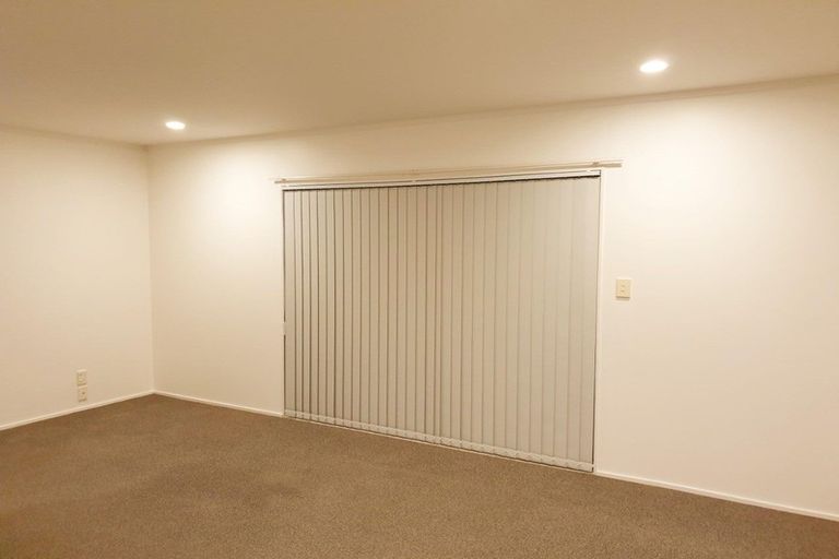Photo of property in 1/64 Hogans Road, Glenfield, Auckland, 0629