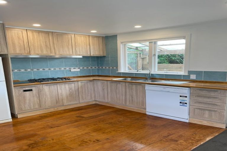 Photo of property in 16 Balmain Street, Newlands, Wellington, 6037