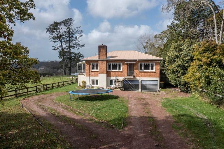 Photo of property in 141 Tawa Road, Kumeu, 0891
