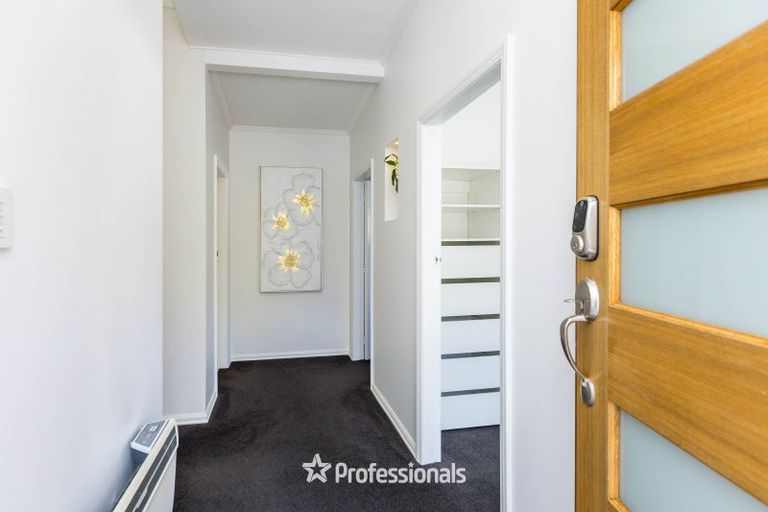 Photo of property in 6 Fendalton Crescent, Pinehaven, Upper Hutt, 5019