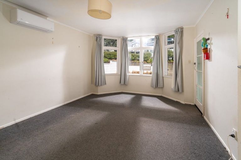 Photo of property in 87 Queens Drive, Lyall Bay, Wellington, 6022