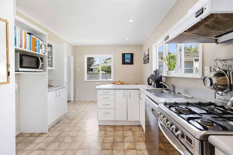 Photo of property in 28 Findlay Street, Tawa, Wellington, 5028