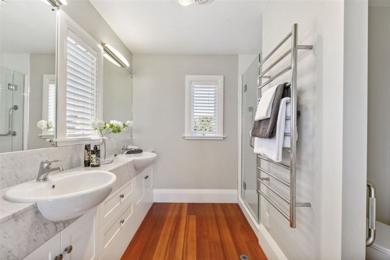 Photo of property in 2 Brassey Road, Birkenhead, Auckland, 0626