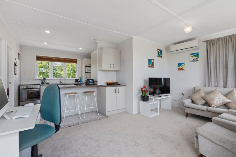 Photo of property in 1/412 East Coast Road, Sunnynook, Auckland, 0630