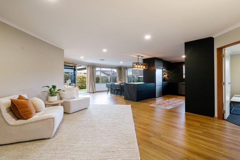 Photo of property in 18 Gibbston Close, Huntington, Hamilton, 3210