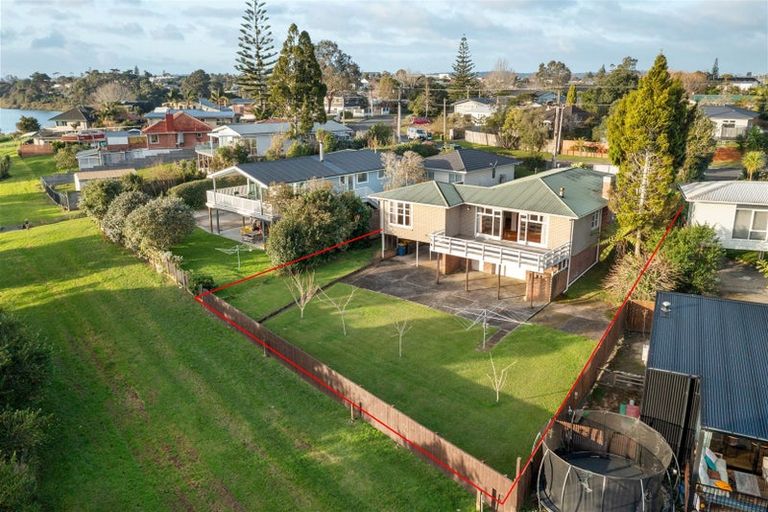 Photo of property in 20 Renata Crescent, Te Atatu Peninsula, Auckland, 0610