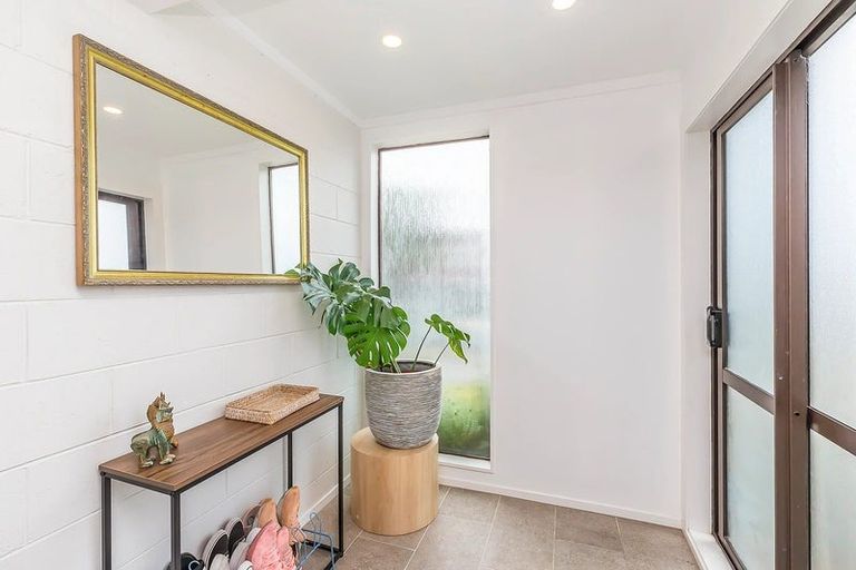 Photo of property in 27 Akaroa Drive, Maupuia, Wellington, 6022