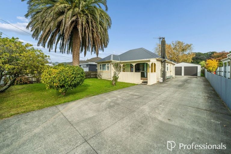 Photo of property in 33 Wellington Road, Wainuiomata, Lower Hutt, 5014