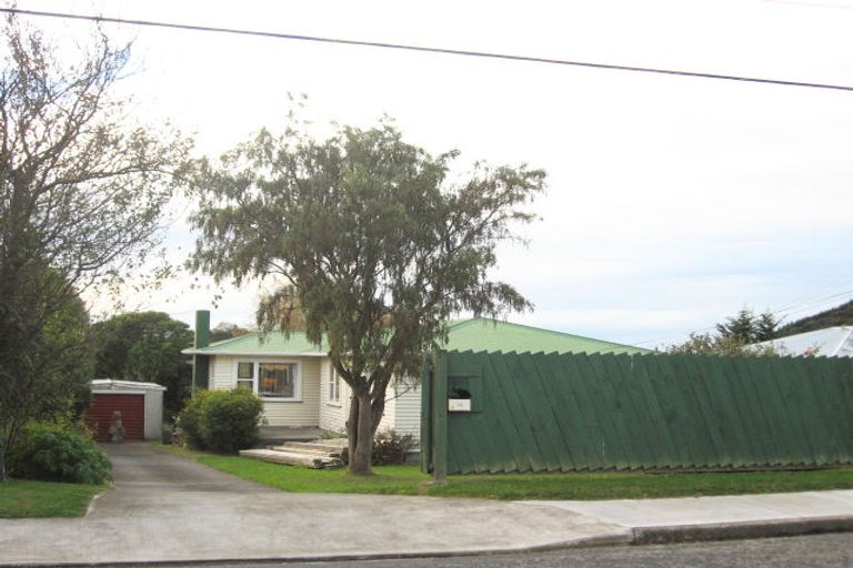 Photo of property in 33 Kaitawa Crescent, Paraparaumu, 5032