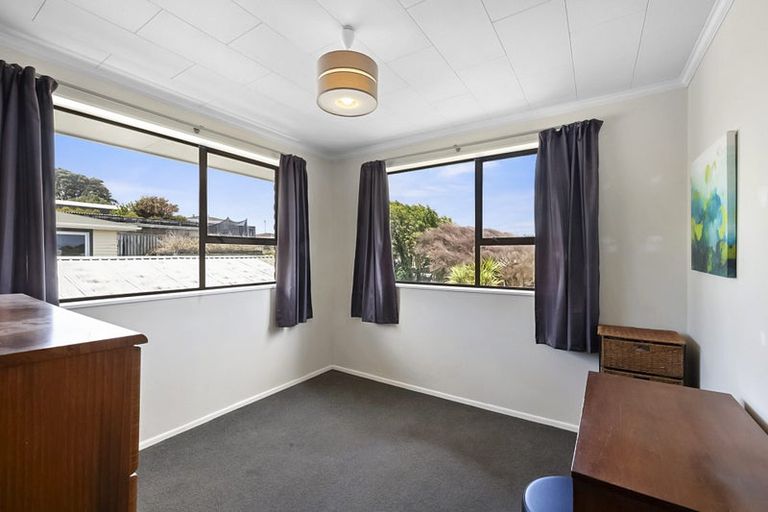 Photo of property in 32a Simons Street, Moturoa, New Plymouth, 4310