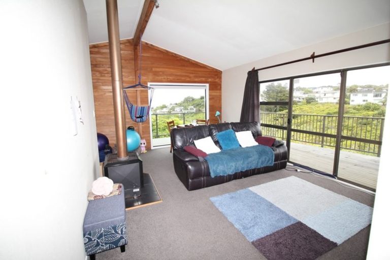 Photo of property in 10 Bayswater Place, Newlands, Wellington, 6037