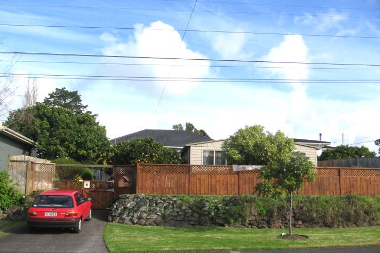 Photo of property in 14 Taipari Road, Te Atatu Peninsula, Auckland, 0610