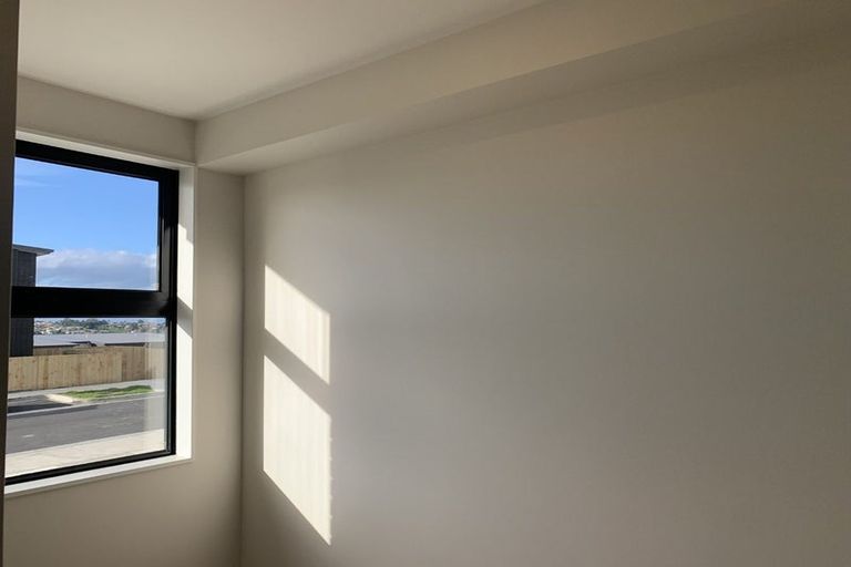 Photo of property in 17 Paina Crescent, Massey, Auckland, 0614