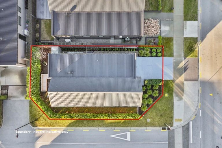 Photo of property in 2 Matakanui Lane, Wanaka, 9305