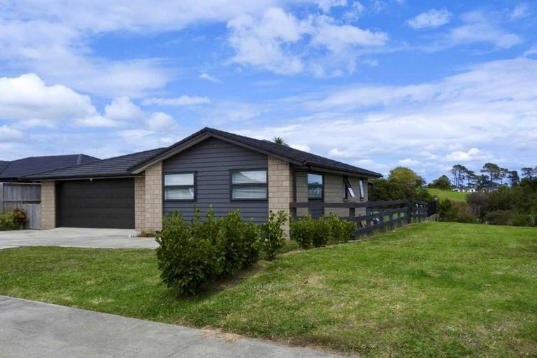 Photo of property in 35 Tahuna Minhinnick Drive, Glenbrook, 2681
