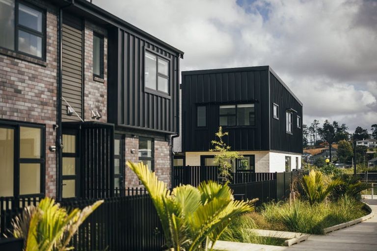 Photo of property in 8/666 Swanson Road, Swanson, Auckland, 0612