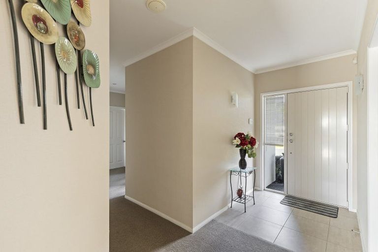 Photo of property in 5 Vardon Way, Waiwhakaiho, New Plymouth, 4312