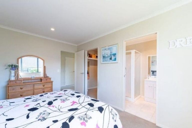 Photo of property in 27 James Nairn Grove, Riverstone Terraces, Upper Hutt, 5018