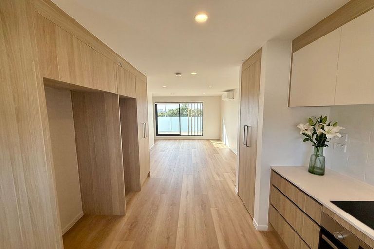 Photo of property in 3/506 Glenfield Road, Bayview, Auckland, 0629