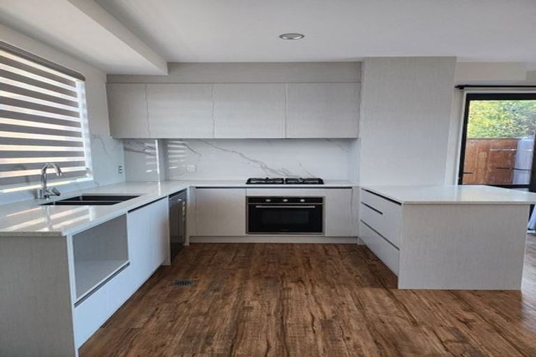 Photo of property in 22f Totaravale Drive, Totara Vale, Auckland, 0629