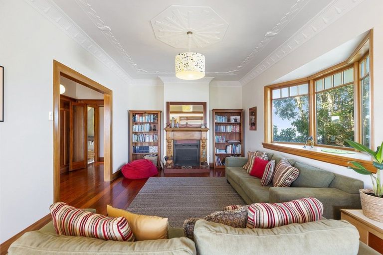 Photo of property in 168 Nevay Road, Karaka Bays, Wellington, 6022