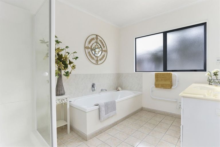 Photo of property in 3 San Pablo Way, Henderson, Auckland, 0612