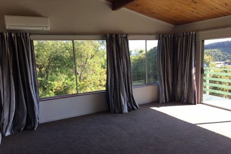 Photo of property in 37 Singers Road, Korokoro, Lower Hutt, 5012
