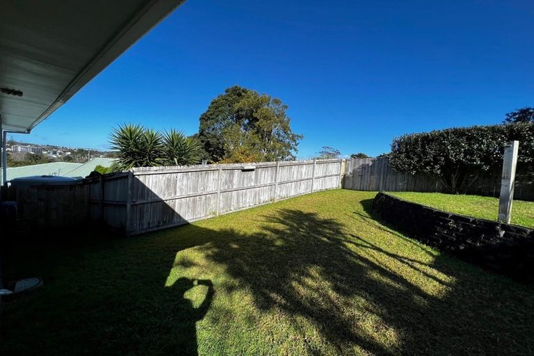 Photo of property in 2/39 Camrose Place, Glenfield, Auckland, 0629