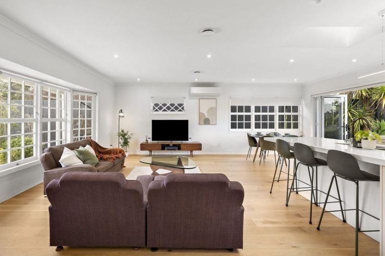 Photo of property in 16 Pickwick Parade, Mellons Bay, Auckland, 2014