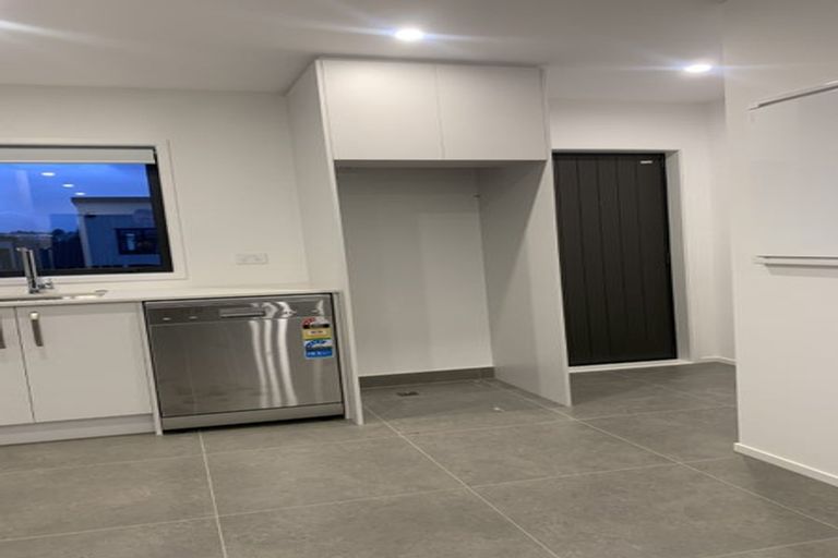 Photo of property in 4/58 Kemp Road, Massey, Auckland, 0614