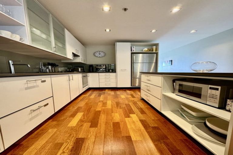 Photo of property in Patent 326 Apartments, 214s/326 Evans Bay Parade, Hataitai, Wellington, 6021